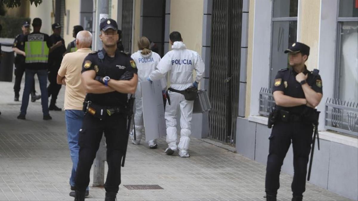 Agentes de la Policía Científica entran en el edificio donde fue asesinada Isabell Elena Raducanu. Agentes de la Policía Científica entran en el edificio donde fue asesinada Isabell Elena Raducanu.