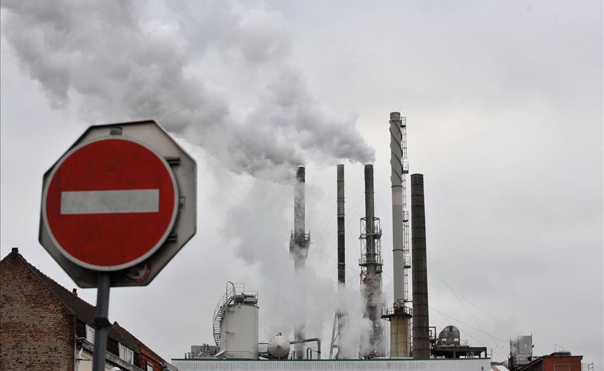 Humo saliendo de las chimeneas de una empresa de alimentación en Santes, en el norte de Francia. Humo saliendo de las chimeneas de una empresa de alimentación en Santes, en el norte de Francia.