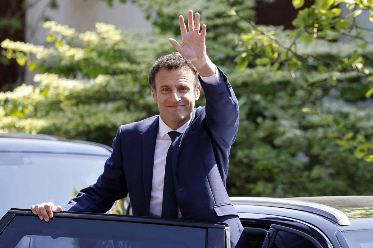 El presidente francés, Emmanuel Macron, saluda a simpatizantes tras votar, este domingo. El presidente francés, Emmanuel Macron, saluda a simpatizantes tras votar, este domingo.