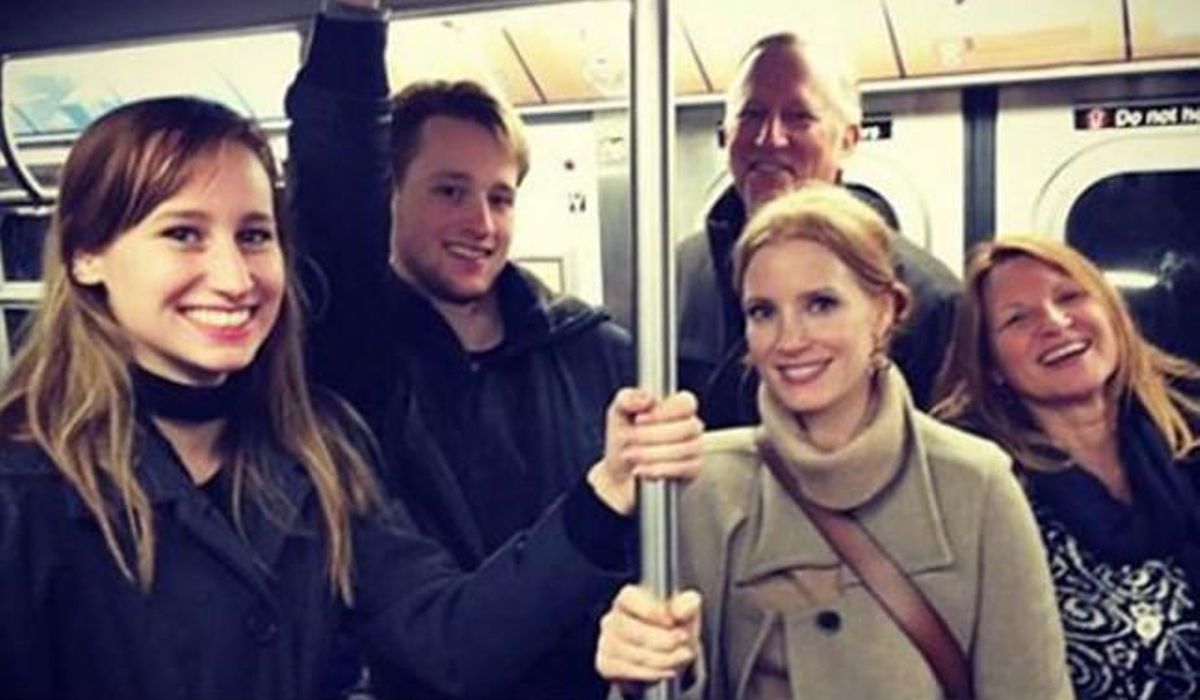 Jessica Chastain, con su familia en el metro de Nueva York. Jessica Chastain, con su familia en el metro de Nueva York.