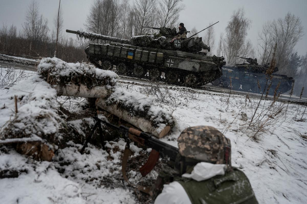 Soldados ucranianos en la frontera con Bielorrusia, este viernes.