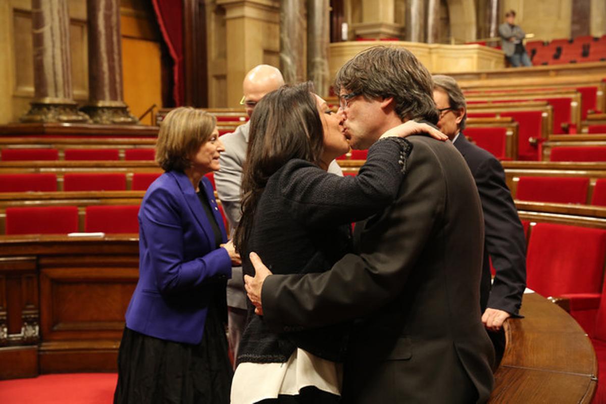 El ’president’, Carles Puigdemont, besa a su esposa, Marcela Topor, tras el pleno de investidura.