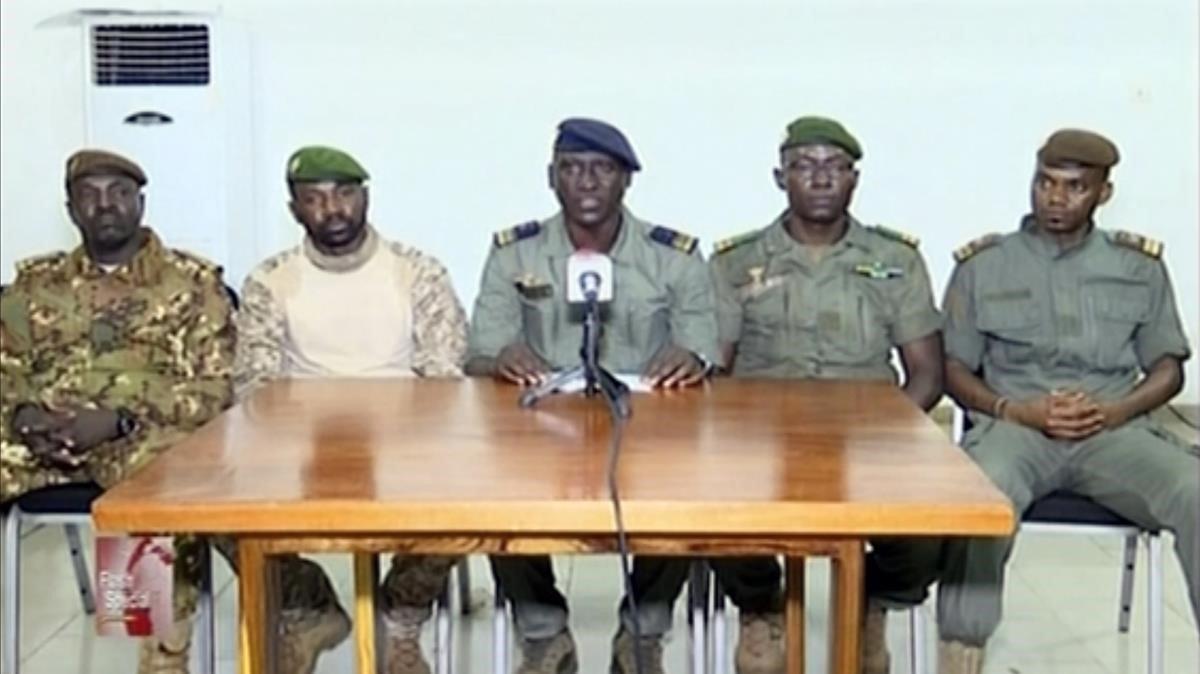 Un grupo de militares golpistas de Malí leen, este miércoles, un discurso en la televisión estatal.