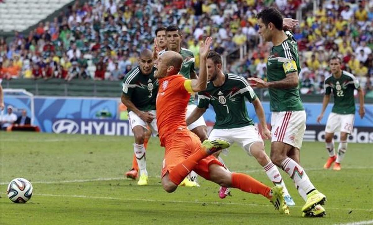Robben se deja caer ante Márquez en los últimos minutos del partido de octavos de final contra México. Robben se deja caer ante Márquez en los últimos minutos del partido de octavos de final contra México.