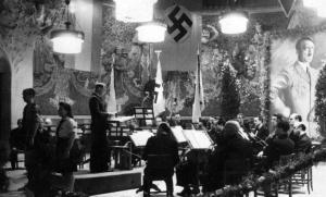 Celebración del cumpleaños de Hitler de 1943, en el escenario modernista del Palau de la Música, adornado con toda la parafernalia nazi, que aparece en el libro ’Nazis a Barcelona’. 