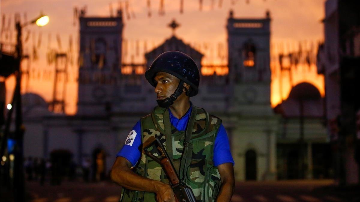 Un soldado monta guardia frente a una iglesia en Colombo.