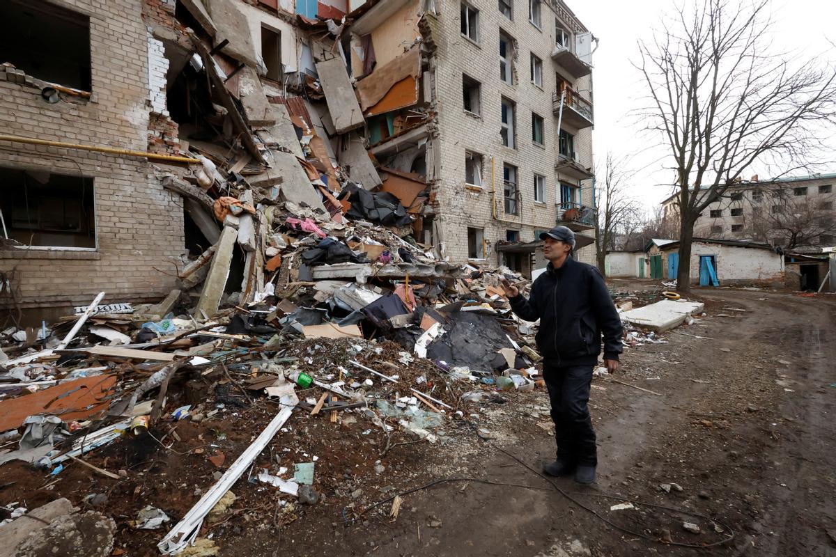 Un hombre mira un edificio destruido en Bajmut.