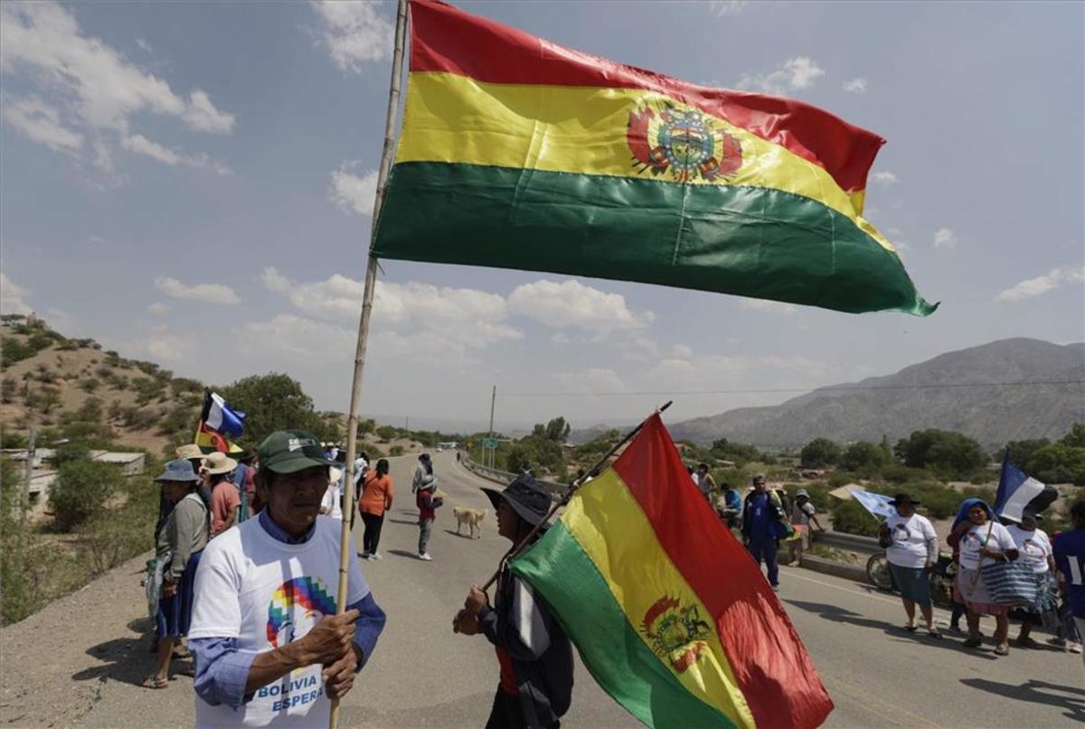 Comunidades Enteras Reciben A Evo Morales En Las Carreteras De Bolivia