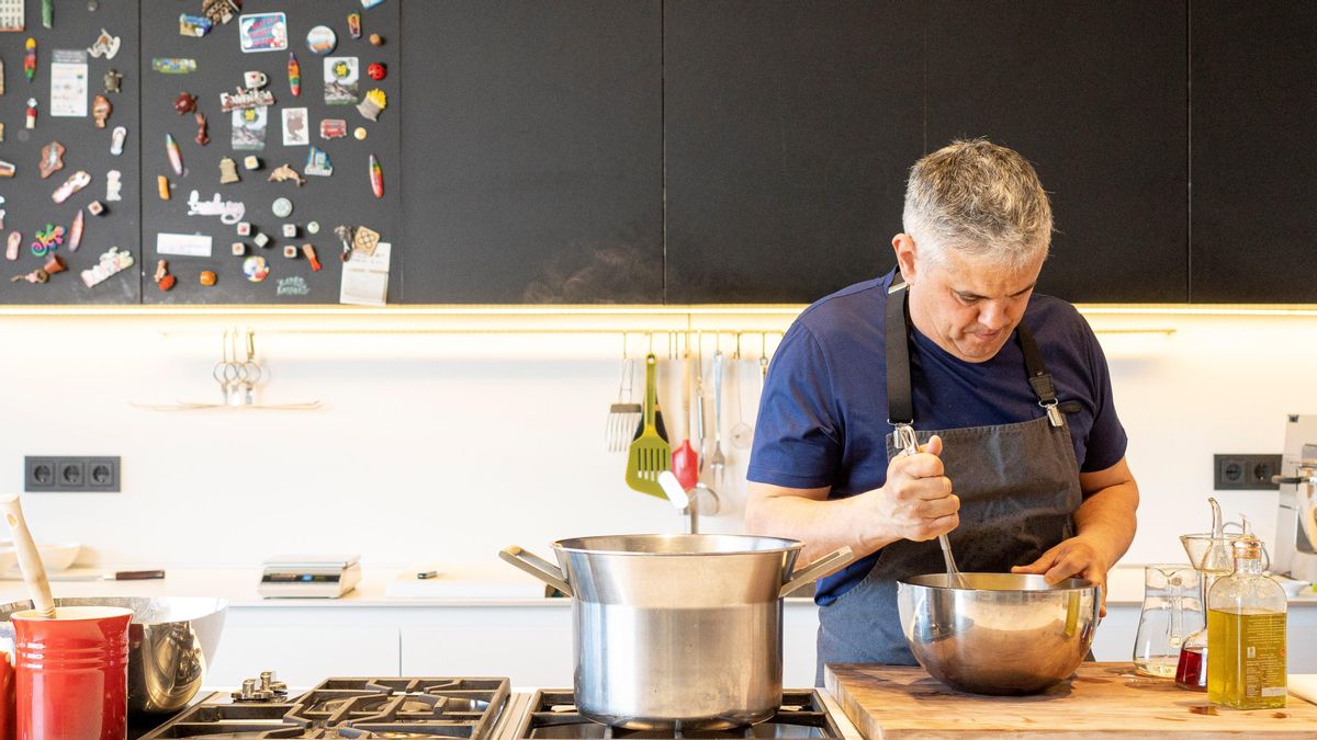 Nandu Jubany, en la cocina de su casa preparando una de las recetas del libro ’Receptes per compartir en família’. Nandu Jubany, en la cocina de su casa preparando una de las recetas del libro ’Receptes per compartir en família’.