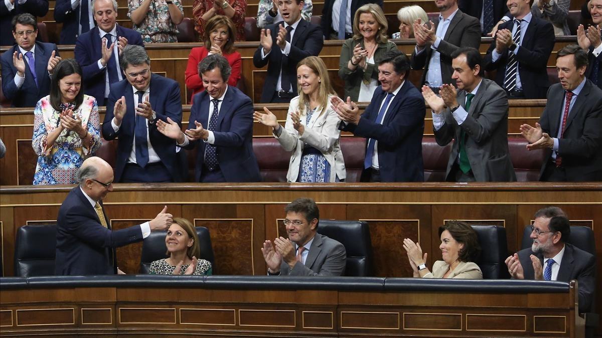 Los parlamentarios del PP aplauden al ministro de Hacienda, Cristóbal Montoro, en el pleno de aprobación de los Presupuestos del 2017, el pasado 31 de mayo. Los parlamentarios del PP aplauden al ministro de Hacienda, Cristóbal Montoro, en el pleno de aprobación de los Presupuestos del 2017, el pasado 31 de mayo.