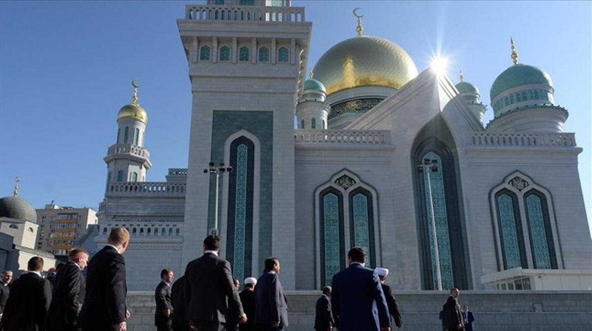 Llegada de invitados a la ceremonia de inauguración de la mezquita, en Moscú, este miércoles.