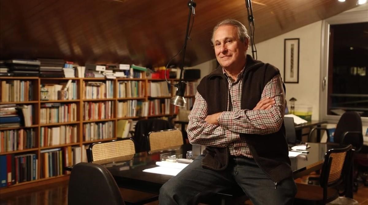 El periodista Salvador Alsius, en su casa donde vive en comunidad. El periodista Salvador Alsius, en su casa donde vive en comunidad.