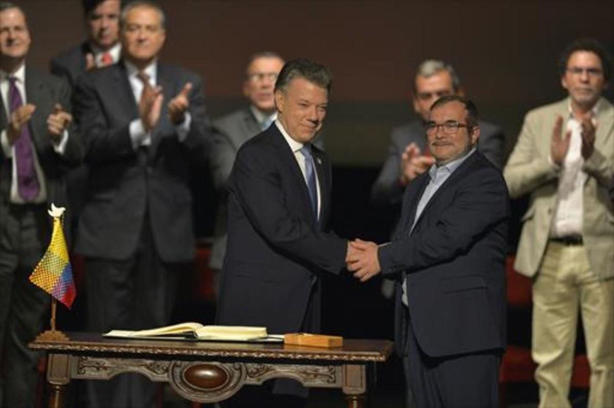 Juan Manuel Santos (izquierda) saluda a Rodrigo Londoño, ’Timochenko’. Juan Manuel Santos (izquierda) saluda a Rodrigo Londoño, ’Timochenko’.
