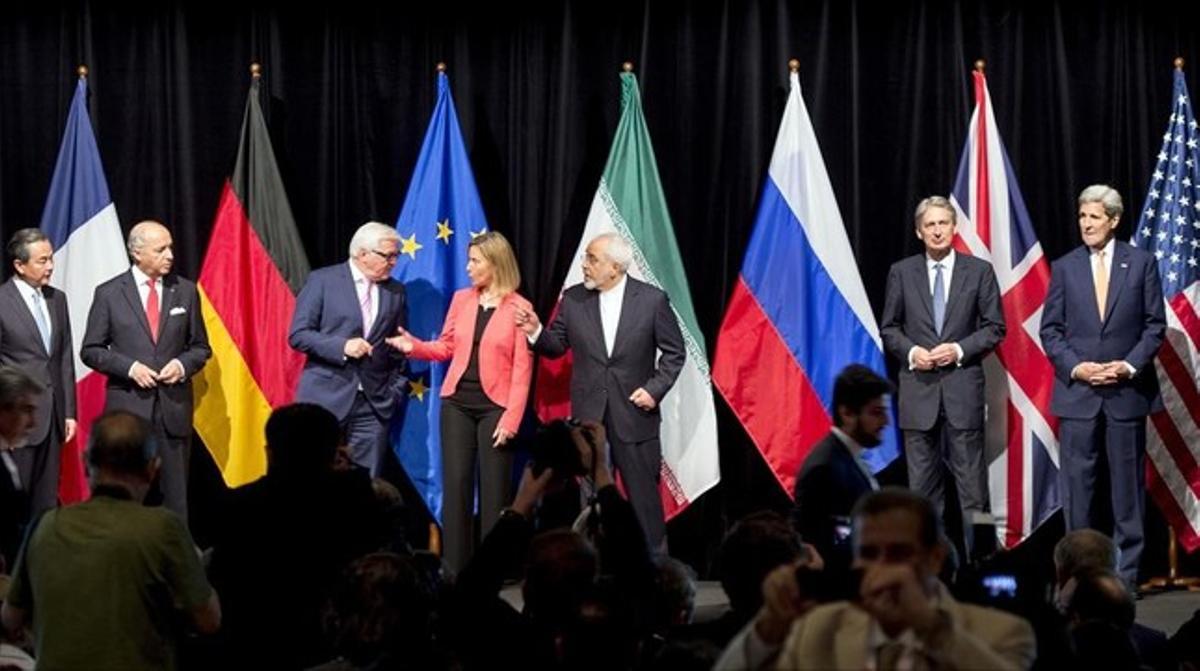 Los ministros de Exteriores de las grandes potencias con el titular iraní, Javad Zarif, tras la firma del pacto el 14 de julio, en Viena.