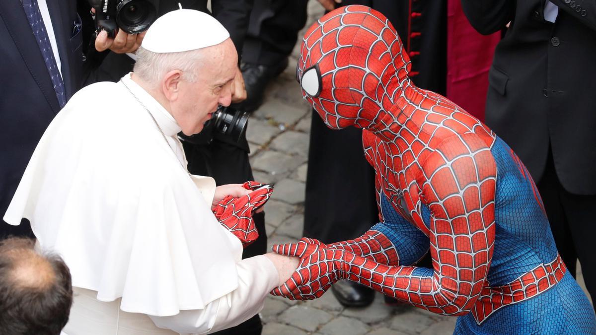 El papa Francisco saluda a una persona disfrazada de Spiderman en el Vaticano.