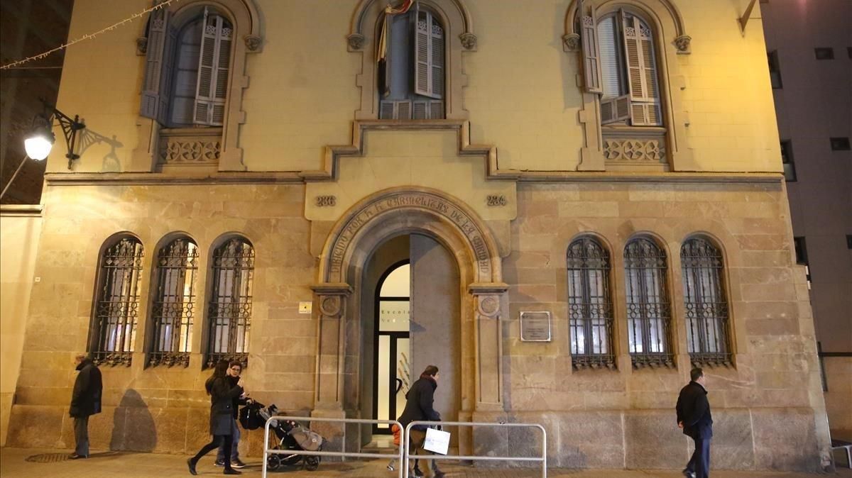 La fachada del edificio antiguo de la Escola Vedruna, derribado recientemente al no estar protegido. La fachada del edificio antiguo de la Escola Vedruna, derribado recientemente al no estar protegido.