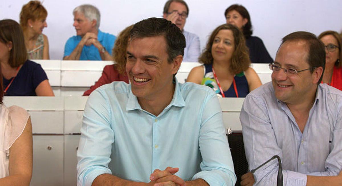 El secretario general del PSOE exige al candidato popular que vaya a la investidura y confirma que los socialistas serán la oposición.