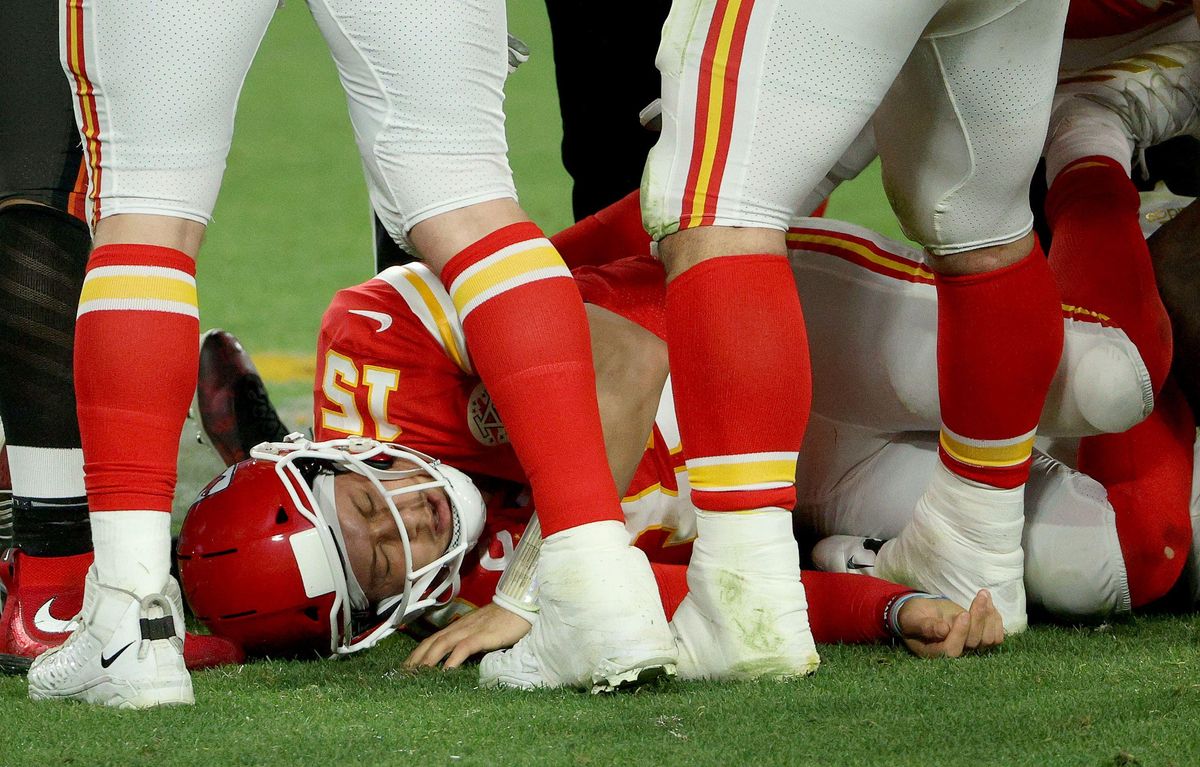 Patrick Mohomes, estrella de Kansas City, yace sobre el césped, víctima de la defensa de Tampa. Patrick Mohomes, estrella de Kansas City, yace sobre el césped, víctima de la defensa de Tampa.
