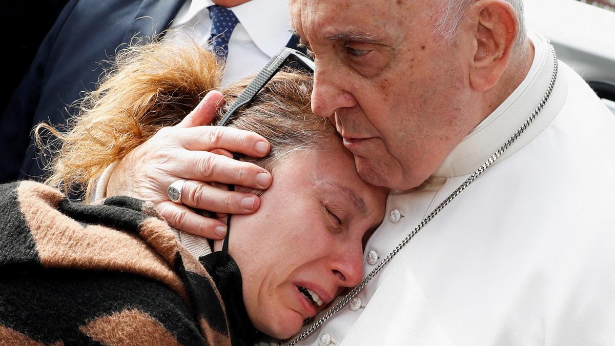 El Papa a su salida del hospital: "Todavía estoy vivo. No tuve miedo"