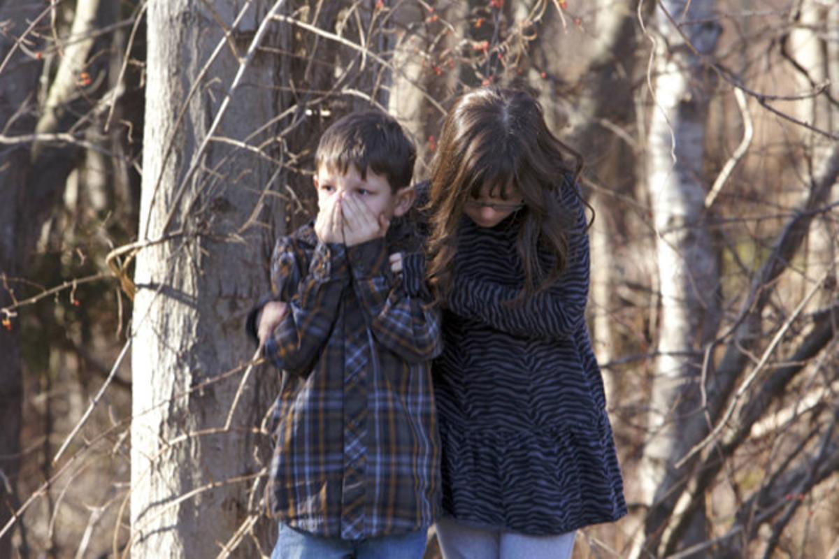 Dos niños muestran su consternación tras el tiroteo en la escuela de Newtown (Connecticut).