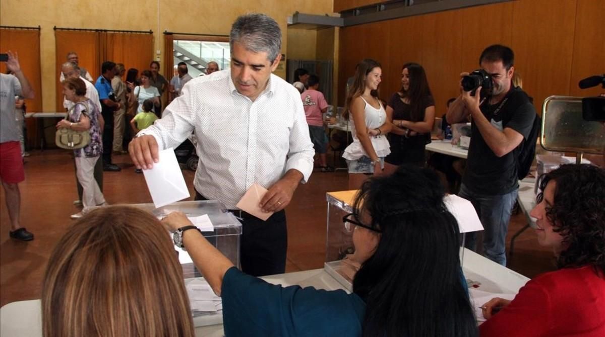 El cabeza de lista de CDC por Barcelona, Frasncesc Homs, votando en Taradell (Osona). El cabeza de lista de CDC por Barcelona, Frasncesc Homs, votando en Taradell (Osona).