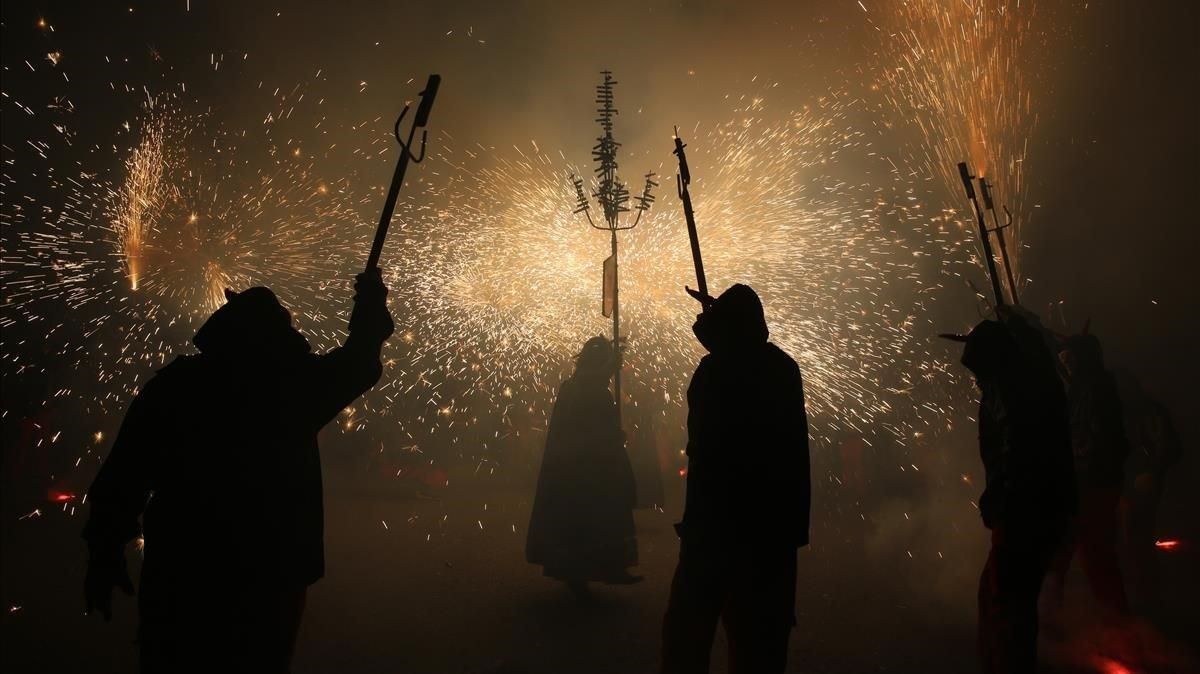 Imagen de archivo de un ’correfoc’ en la ciudad de Barcelona. Imagen de archivo de un ’correfoc’ en la ciudad de Barcelona.