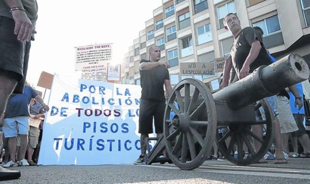 Manifestación de vecinos de la Barceloneta contra los pisos turísticos, en agosto pasado.