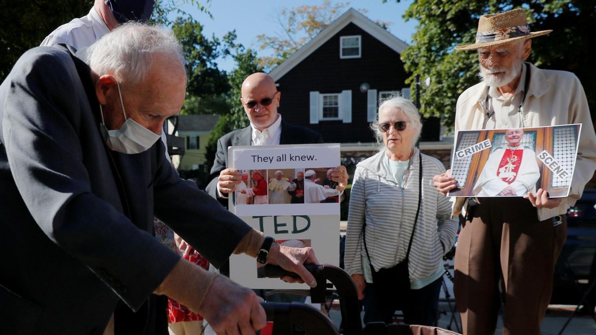 El excardenal Theodore McCarrick pasa por delante de protestantes que se han congregado en las puertas de la Corte de Distrito de Dedham (Boston) en su vista, este viernes. El excardenal Theodore McCarrick pasa por delante de protestantes que se han congregado en las puertas de la Corte de Distrito de Dedham (Boston) en su vista, este viernes.