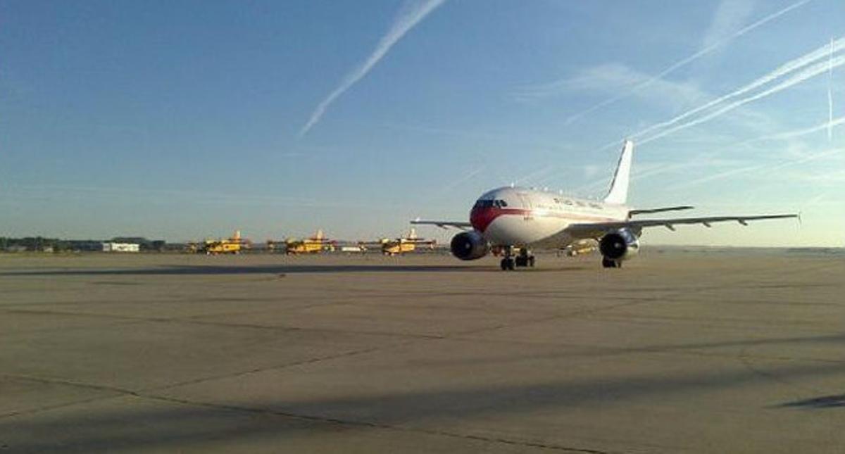El avión medicalizado en el que viaja Miguel Pajares, a su llegada a Torrejón de Ardoz, este jueves.