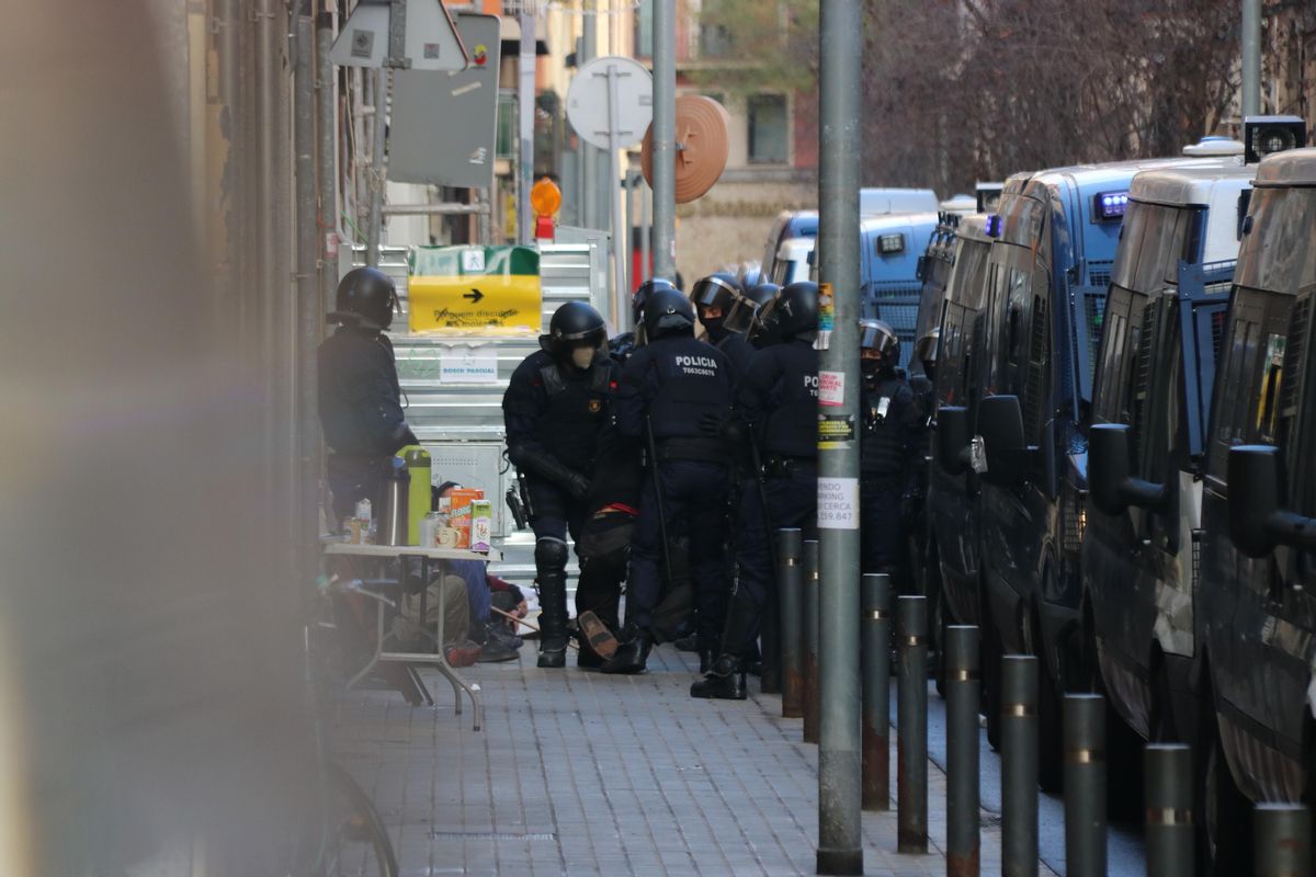 Activistes intenten impedir el desallotjament de quatre pisos amb famílies vulnerables a Barcelona Activistes intenten impedir el desallotjament de quatre pisos amb famílies vulnerables a Barcelona