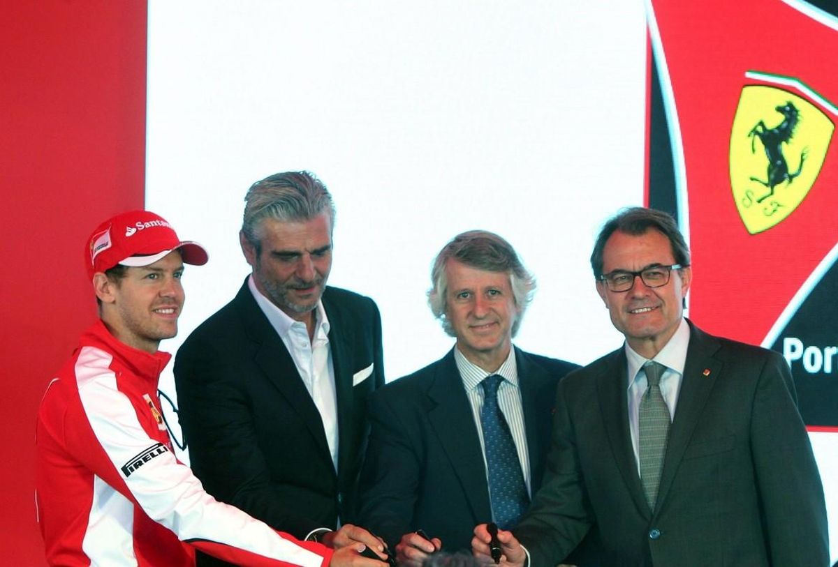 El piloto aleman de Formula 1 Sebastian Vettel; el presidente de Ferrari, Maurizio Arrivabene el presidente de PortAventura Resort Arturo Mas-Sarda; y el presidente de la Generalitat Artur Mas durante la colocacion de la primera piedra del proyecto de Ferrari Land en mayo del 2015. El piloto aleman de Formula 1 Sebastian Vettel; el presidente de Ferrari, Maurizio Arrivabene el presidente de PortAventura Resort Arturo Mas-Sarda; y el presidente de la Generalitat Artur Mas durante la colocacion de la primera piedra del proyecto de Ferrari Land en mayo del 2015.
