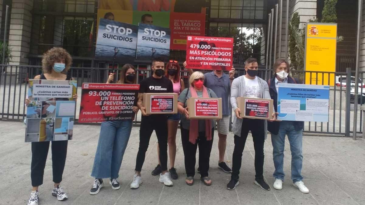 Representantes de la plataforma Stop Suicidios y de asociaciones de ayuda a enfermos mentales han entregado casi un millón de firmas en el Ministerio de Sanidad, antes de participar en la primera manifestación contra el suicidio Representantes de la plataforma Stop Suicidios y de asociaciones de ayuda a enfermos mentales han entregado casi un millón de firmas en el Ministerio de Sanidad, antes de participar en la primera manifestación contra el suicidio