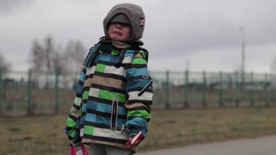 Dziecko płacze, gdy wjeżdża do Medica (Polska) po opuszczeniu Ukrainy