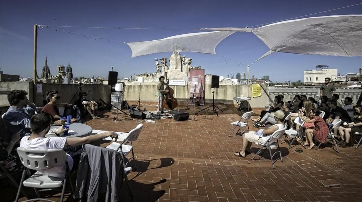 Jorge da Rocha abrió el MúAT Fest, el día 10, en una terraza con vistas a la plaza Reial. Música de vértigo. Jorge da Rocha abrió el MúAT Fest, el día 10, en una terraza con vistas a la plaza Reial. Música de vértigo.