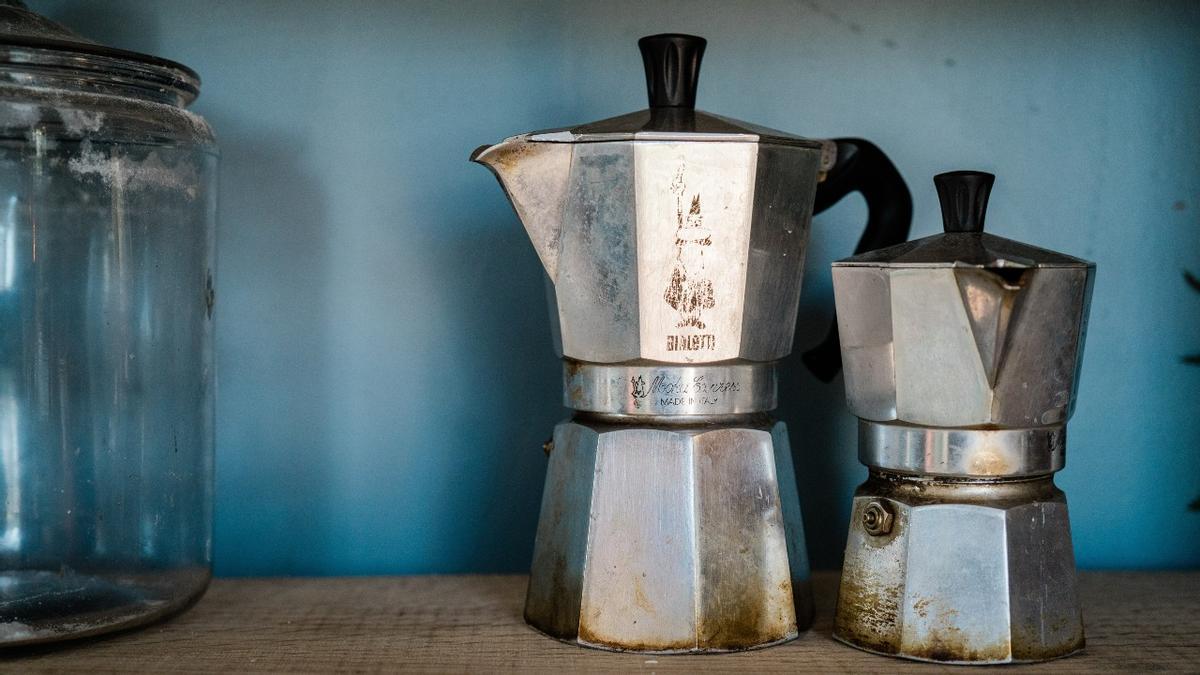 El perillós (i explosiu) truc per fer cafè amb llet que s’ha posat de moda a TikTok