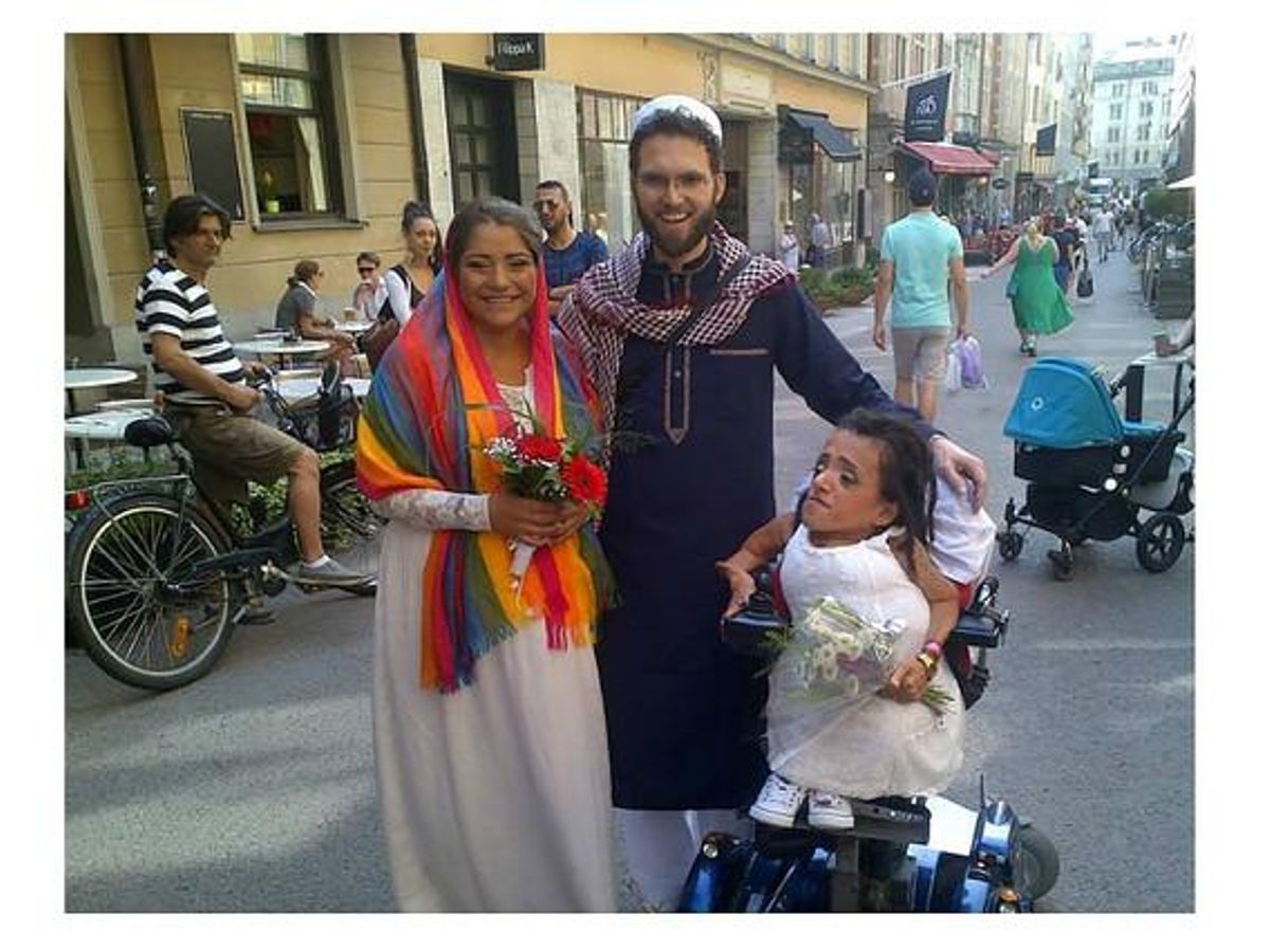 El imán homosexual Ludovic Mpohamed posa con las dos lesbianas iranís tras casarlas en Estocolmo. El imán homosexual Ludovic Mpohamed posa con las dos lesbianas iranís tras casarlas en Estocolmo.
