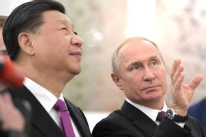  El presidente ruso Vladimir Putin (R) se reúne con el presidente chino Xi Jinping en Moscú. 