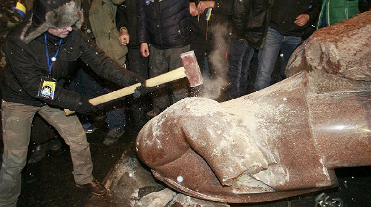 Los manifestantes de Kiev tiran y destrozan la estatua de Lenin.