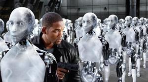 Will Smith, entre algunos de los robots de la película.