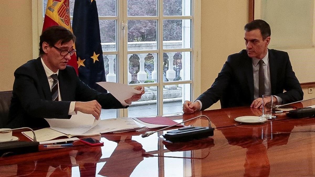 El ministro de Sanidad, Salvador Illa, y el presidente del Gobierno, Pedro Sánchez, en la reunión del comité científico del covid-19, el pasado 21 de marzo. El ministro de Sanidad, Salvador Illa, y el presidente del Gobierno, Pedro Sánchez, en la reunión del comité científico del covid-19, el pasado 21 de marzo.
