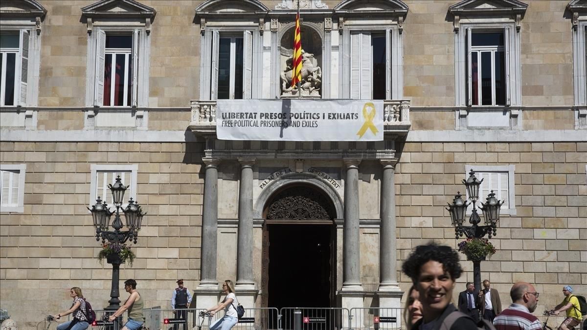 La pancarta a favor de los independentistas presos que cuelga del Palau de la Generalitat. La pancarta a favor de los independentistas presos que cuelga del Palau de la Generalitat.