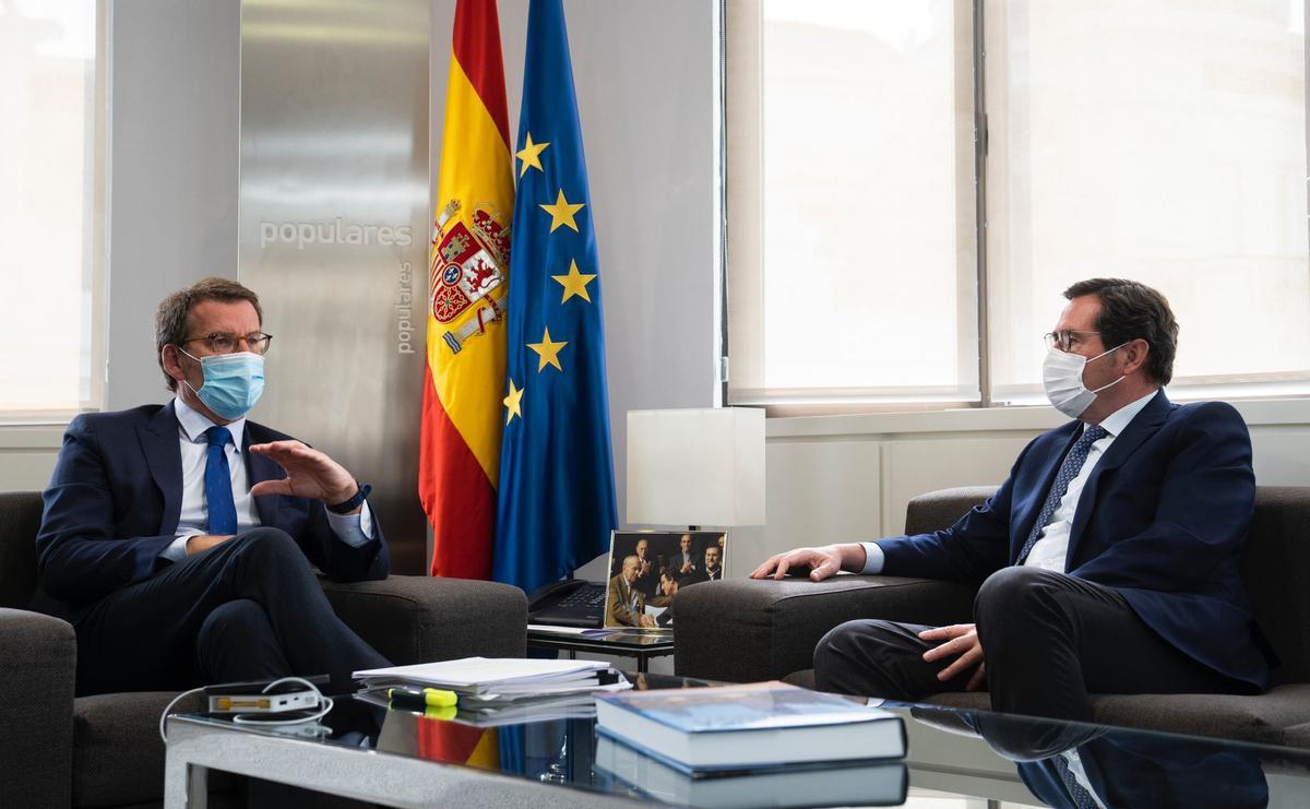 El líder del PP, Alberto Núñez Feijóo, y el presidente de la patronal CEOE, Antonio Garamendi, este martes en Madrid. 