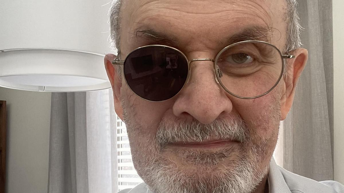 Salman Rushdie reapareix a Nova York: «La violència no ha de dissuadir-nos»