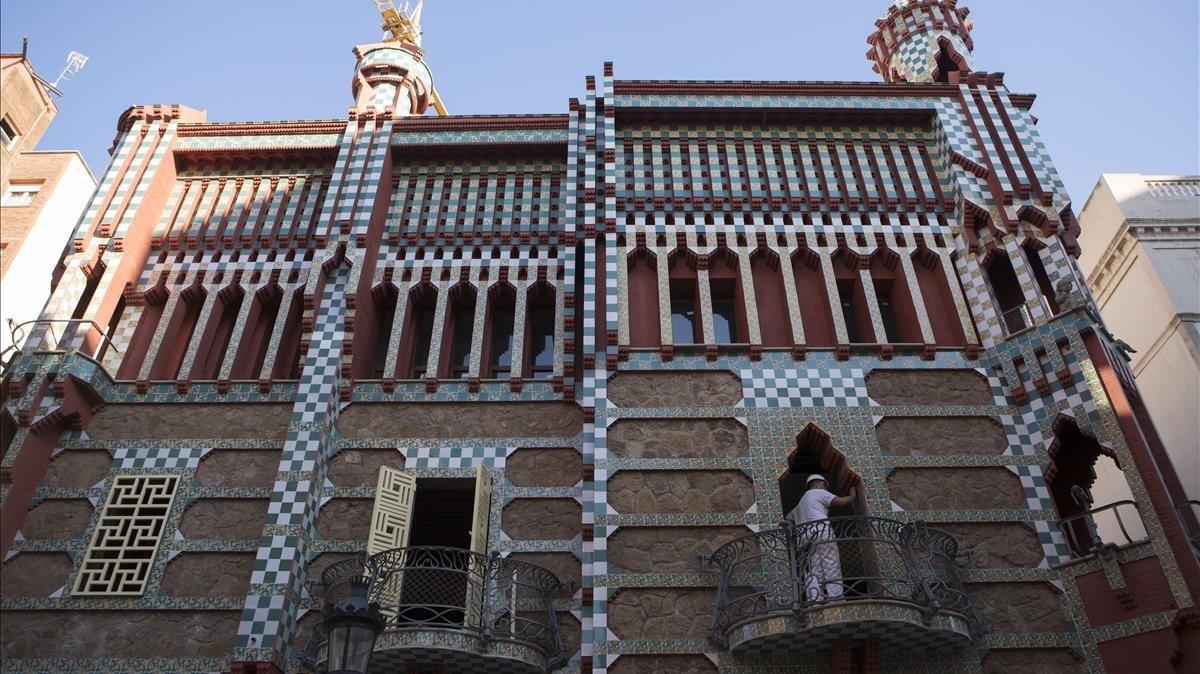 La fachada de la Casa Vicens luce ya sin lona ni andamios en la calle de de las Carolinas, en el distrito de Gràcia.