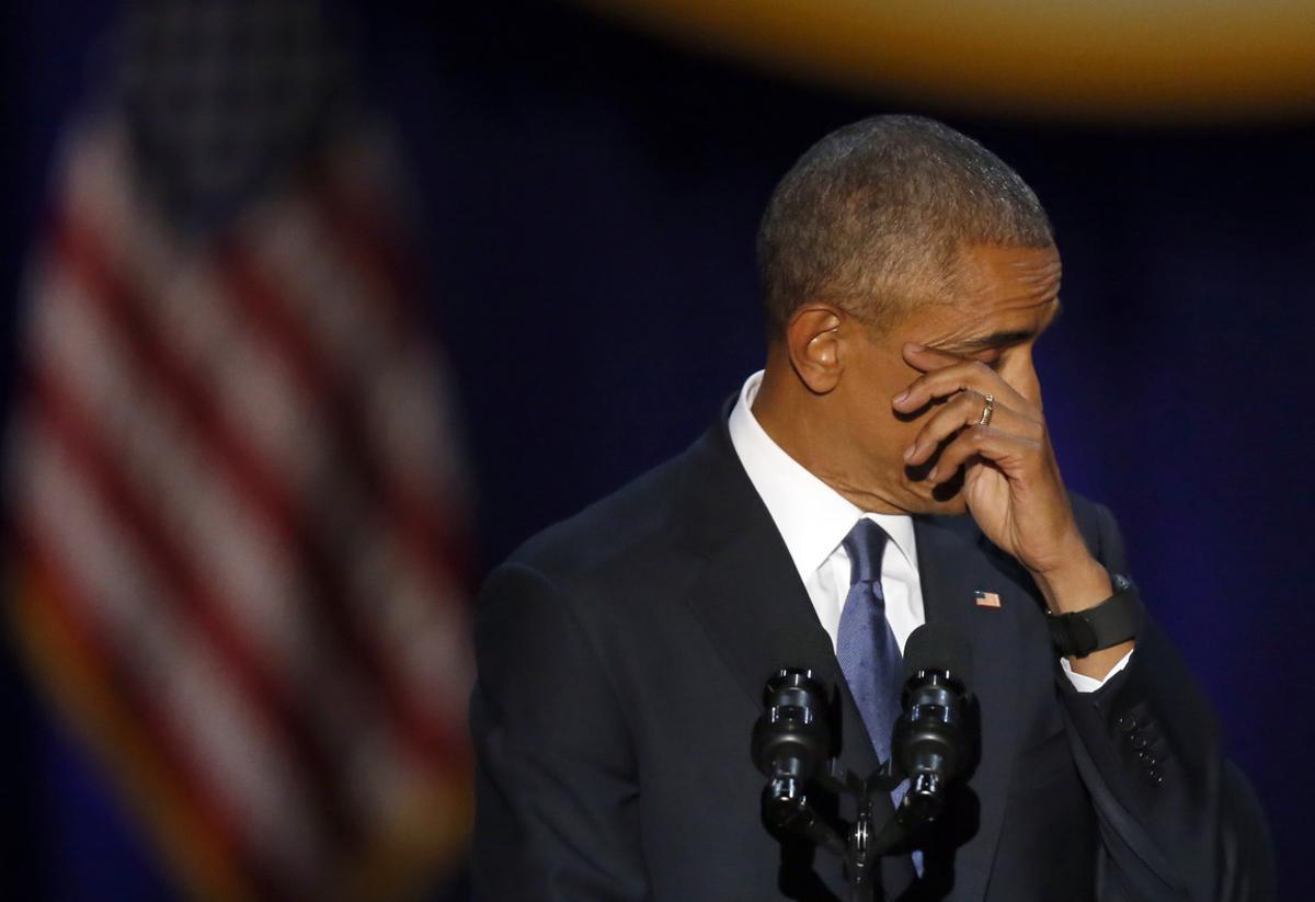  Barack Obama se seca las lágrimas durante un momento de su discurso de despedida en Chicago.