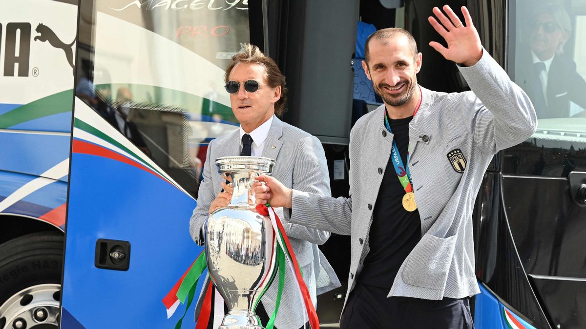 Mancini y Chiellini llevan el trofeo de Italia al palacio del Quirinal, este lunes en Roma. Mancini y Chiellini llevan el trofeo de Italia al palacio del Quirinal, este lunes en Roma.