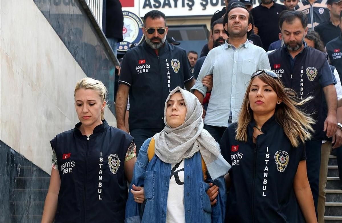 La policía traslada al juez a periodistas detenidos en Estambul. La policía traslada al juez a periodistas detenidos en Estambul.