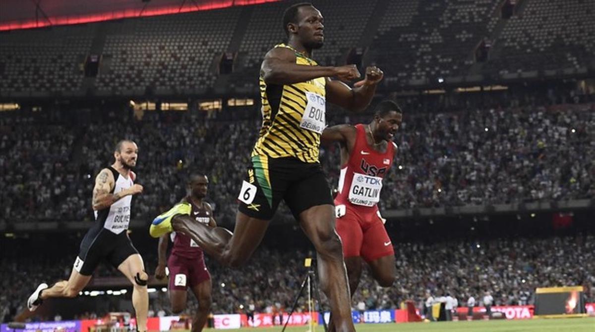 Bolt entra vencedor, claramente por delante de Gatlin, en el 200. Bolt entra vencedor, claramente por delante de Gatlin, en el 200.