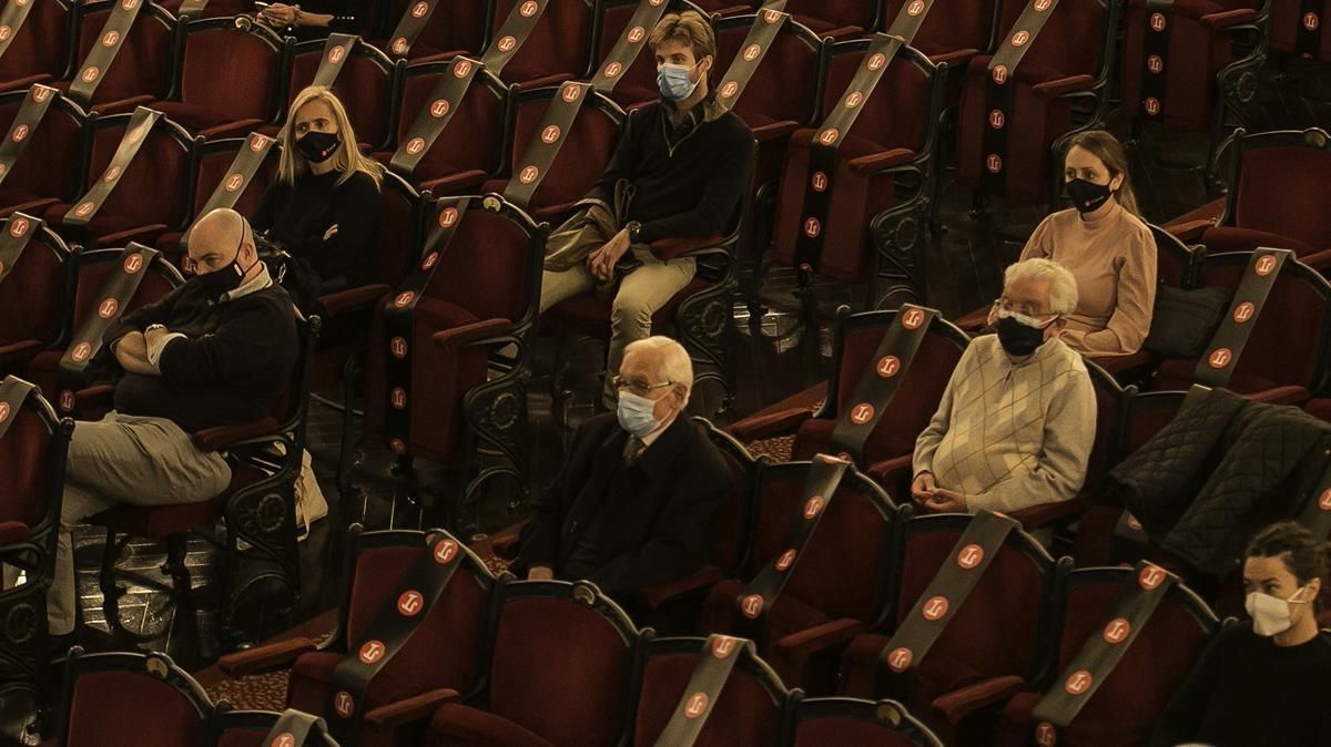 El Teatro del Liceu alzó la voz por la cultura y en contra del límite de 500 personas fijado en noviembre para los espectáculos, una norma que el Procicat cambió semanas después permitiendo alcanzar las 1000 localidades. El Teatro del Liceu alzó la voz por la cultura y en contra del límite de 500 personas fijado en noviembre para los espectáculos, una norma que el Procicat cambió semanas después permitiendo alcanzar las 1000 localidades.