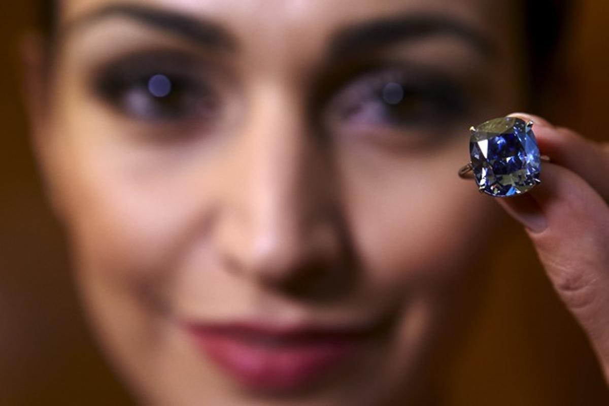 Un magnate de Hong Kong le compra a su hija el diamante 'Blue Moon'